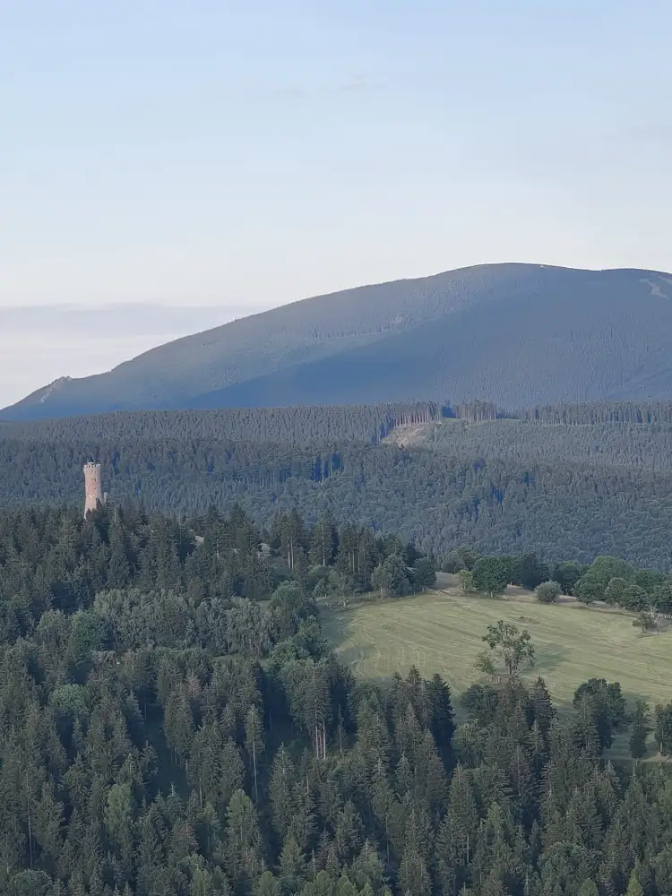 Lot balonem nad Czernicą — kadr 1