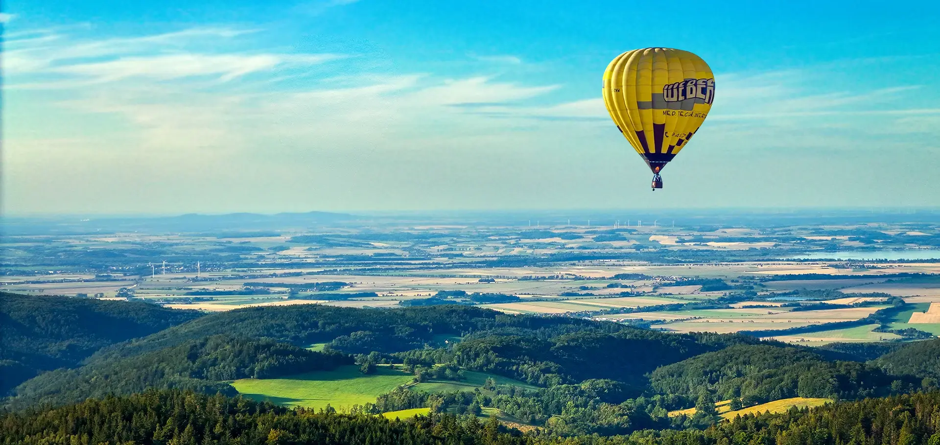 Balon Agrobalon unoszący się nad łąkami Starego Gierałtowa o wschodzie słońca